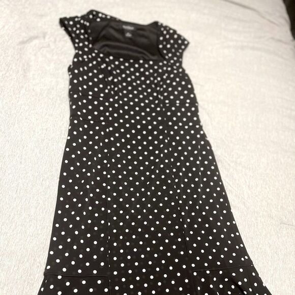 Dresses & Skirts - White House black market slimming dress